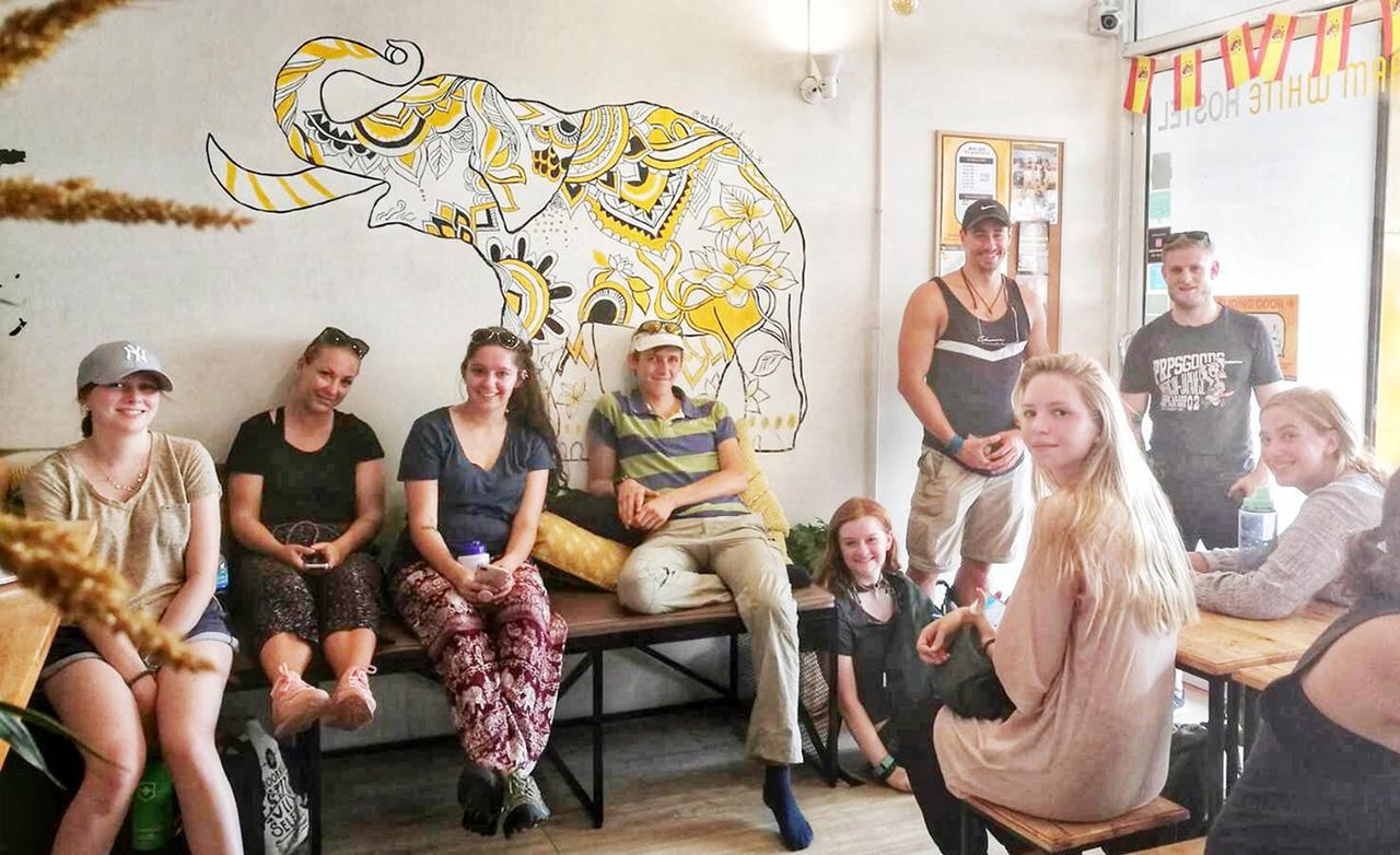 Warm White Hostel Бангкок Экстерьер фото